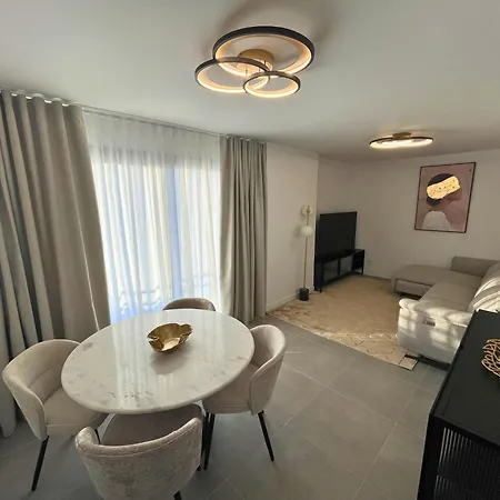 Modern 3-bedroom With Padel And Pool Access