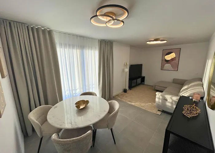 Modern 3-bedroom With Padel And Pool Access