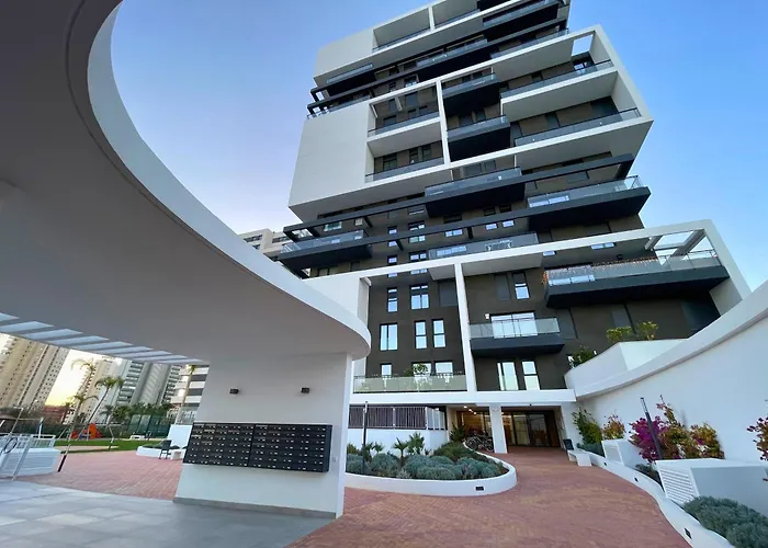 公寓 Modern 3-bedroom With Padel And Pool Access *