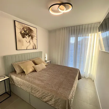 Modern 3-bedroom With Padel And Pool Access 아파트 *