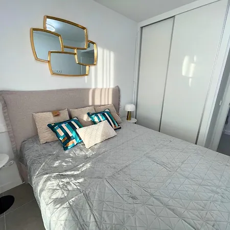 Apartmán Modern 3-bedroom With Padel And Pool Access