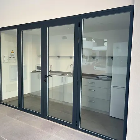 Modern 3-bedroom With Padel And Pool Access 아파트
