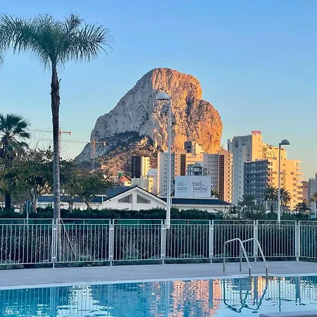 Modern 3-bedroom With Padel And Pool Access 아파트