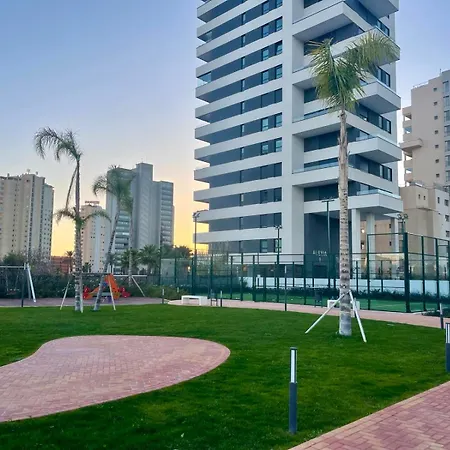 Modern 3-bedroom With Padel And Pool Access 아파트 *