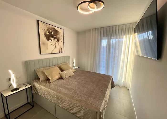 Modern 3-bedroom With Padel And Pool Access Apartment *